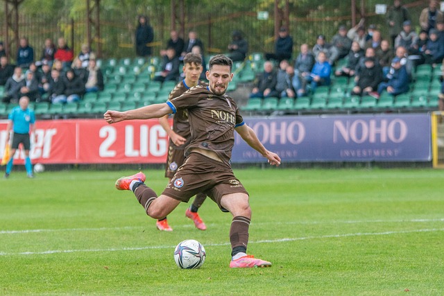 佐拉：当年有幸和马拉多纳一起练习任意球，让我能力明显提升