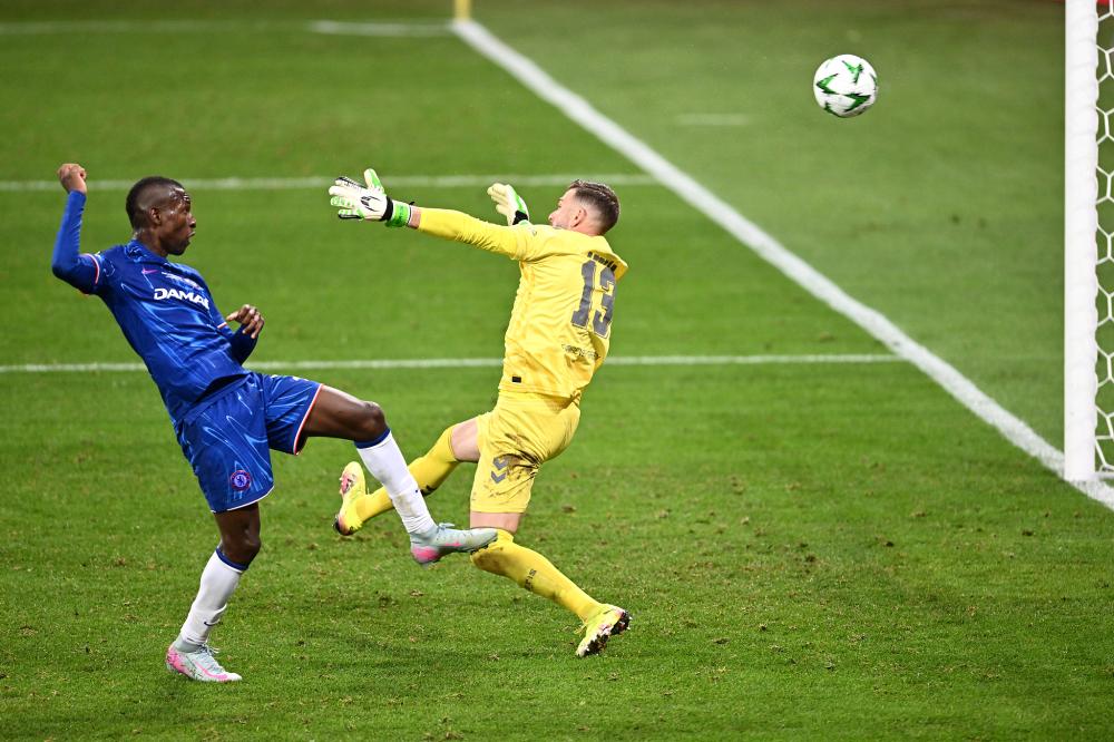 梅西太内向了，主持人说第一句就想拿着奖杯走，不到三年拿四冠