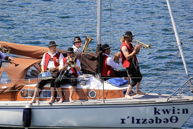 九人皇马主场输球，转播镜头拍到贝林辱骂四官：你XX的白痴